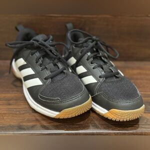 (Like new) Adidas Black and White Sneakers - tennis & pickleball & badminton